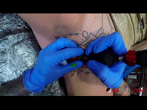 ❤️ Extremt tatuerade snyggingen Sully Savage fick en tatuering på sin klitoris ❤❌ Rysk porr at us ❌❤